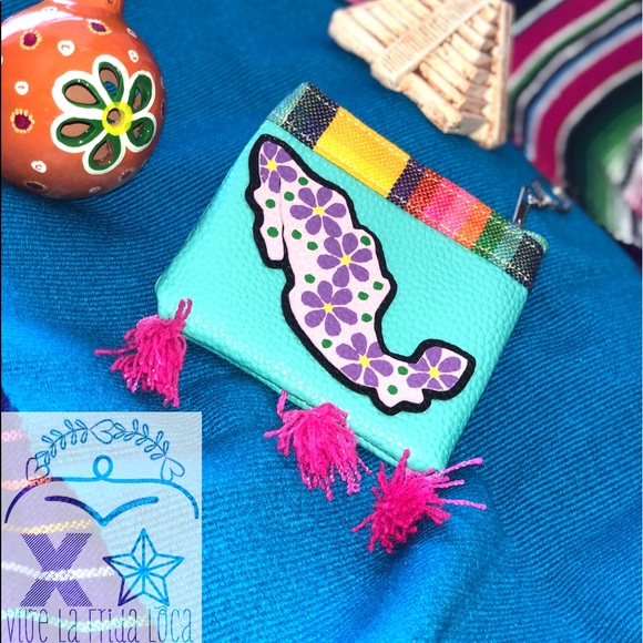 “República” Hand painted Keychain - Picture 2 of 4